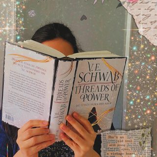 𝓑𝓸𝓸𝓴𝓼 𝓬𝓪𝓷 𝓫𝓻𝓲𝓷𝓰 𝔂𝓸𝓾 𝓲𝓷𝓽𝓸 𝔀𝓸𝓷𝓭𝓮𝓻𝓯𝓾𝓵 𝔀𝓸𝓻𝓵𝓭𝓼. 
✨
Habt ihr Lieblingsautorinnen oder Autoren? ♥️
✨
Meine liebste Autorin ist V.E. Schwab. Ich bewundere die Kunst, wie sie mit Wörtern umzugehen weiß, die Welten, die sie erschafft und mich vollkommen in ihren Bann ziehen und die Vielfalt ihrer Bücher, die Ideen, die mich immer wieder begeistern können. Für mich ist V.E. Schwab eine ganz besondere Autorin, deren Werke ich faszinierend finde. „Threads of Power“ habe ich ebenso geliebt und kann dieses Buch allen nur sehr empfehlen! Meine Liebe für die Autorin begann mit „Vicious“, einem actiongeladenen Fantasy-Thriller, den ich nicht mehr aus der Hand legen konnte. Es gibt noch so viele Bücher, die ich von der Autorin lesen will und freue mich bereits auf ihre neuen Werke. 😍
✨
Welche Autoren können euch immer wieder begeistern? 🫶🏽

#Books#reading#readbooks#read#bookworm#nerdgirl#author#writing#fantasy#epicfantasy#epicfantasybooks#veschwab#favouriteauthor#favourite#awesome#blogger#bookblogger#amazingbook#amazingbooks#love#spring