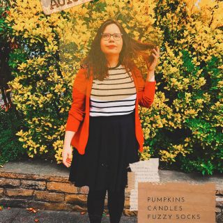 🍁𝐇𝐞𝐥𝐥𝐨 𝐅𝐚𝐥𝐥🍁
✨
Was mögt ihr am Herbst am meisten? 
✨
Der Herbst ist da, die schönste Jahreszeit. Ich liebe den Herbst, mit all seinen bunten Blättern, der Wind, dem Regen und dem Laub, das auf der Straße liegt. Für mich bedeutet der Herbst Spaziergänge, düstere Fantasybücher, während ich zu Hause, eingekuschelt in meiner Decke mit Kerzen im Zimmer liege und natürlich ganz viel Kürbissuppe! Kürbisse gehören einfach zum Herbst dazu. 🎃 Für mich ist es einfach die schönste Jahreszeit, ich liebe den Wechsel, die wunderschönen bunten Farben der Blätter, die den Herbst willkommen heißen, die Temperaturen, die langsam sinken und die Aktivitäten, die man in der schönsten Jahreszeit erleben kann. Es sind die Vibes, die mich so begeistern. Die Kürbisfelder, das Laub unter meinen Füßen, die stürmischen Tage, die Blätter fliegen lassen. All das liebe ich, denn diese Zeit ist für mich immer besonders. 
In diesem Jahr habe ich auch so viele tolle Bücher, die ich passend dazu lesen will, denn wie gesagt, gehört Fantasy einfach zum Herbst dazu! 🍁