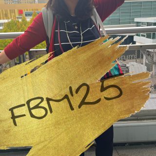 ✨ 𝔽𝔹𝕄‘𝟚𝟝✨
✨
Was liebt ihr an Buchmessen besonders? ♥️
✨
Letzte Woche war ich auf der FBM, was immer ein Highlight für mich ist. Hier möchte ich euch ein paar erste Eindrücke zeigen; ich hatte eine unglaublich schöne und spannende Zeit dort. Habe viele neue Bücher entdeckt und viele Goodies eingesammelt. 🤭 Vielen Dank nochmal @stephsbuchjuwelen @fischer.sauerlaender für die kleine Bloggerpreview! Ihr könnt euch auf unglaublich gute Bücher freuen! Ebenso bei @enchanted_by_arsedition, ich bin so begeistert von dem Programm. 😍 Für mich ist die Frankfurter Buchmesse immer ein Ort des Zusammenkommens und Entdecken. Ich bin überwältigt von der Vielfalt all der wunderbaren Bücher und liebe es immer Menschen zu treffen, die dasselbe Hobby teilen und das Lesen ebenso lieben. Für mich verbinden Bücher einander und sind etwas magisches. ♥️

#bookstagram#bookgirl#reader#reading#fbm25