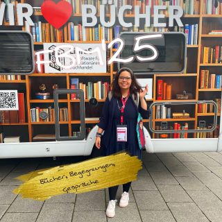 𝔹ü𝕔𝕙𝕖𝕣, 𝔹𝕖𝕘𝕖𝕘𝕟𝕦𝕟𝕘𝕖𝕟, 𝕂𝕦𝕝𝕥𝕦𝕣
✨
Was bedeutet die Community für euch? ♥️
✨
Als Kulturbloggerin liebe ich den Austausch, die Vielfalt und die Gelegenheiten neue Orte zu entdecken und Menschen kennenzulernen. Ich liebe die Vielfalt, die sich mir bietet und die Inspiration, die ich dabei finde. Die Buchmesse ist ein Ort voller verschiedener Eindrücke, jedes Mal besonders und einzigartig. Durch das Bloggen habe ich viele tolle Leute kennengelernt und sammle immer wieder schöne Erlebnisse und Erinnerungen. Bei der Buchmesse fasziniert mich - ganz offensichtlich die riesige Auswahl an verschiedenen Büchern. Die Geschichten, die sich auf den Seiten verbergen und die Magie dessen. Lesen ist eine meiner Leidenschaften und ein Teil der Kultur, die mir so viel bedeutet. Aber auch die Personen, die lieben Blogger; Autor/innen und Mitarbeitende der Verlage, die ich dort treffe, sind etwas ganz besonderes! Es ist so schön die Menschen an einem Ort der Verbundenheit zu treffen! Auf der Buchmesse habe ich viele tolle Dinge erlebt, habe unter anderem @miss_ivythomas wiedergetroffen, eine ganz tolle, liebe Autorin. War bei der Programmvorschau von @enchanted_by_arsedition @loomlightverlag und @everlove.verlag und habe interessante und wichtige Gespräche geführt. Gerade als PoC-Bloggerin ist mir wichtig, dass auch wir dort gesehen werden, dass unsere Stimme gehört wird und wir unsere Sicht auf die verschiedenen Themen der Buchbranche zeigen. Als Kulturbloggerin besuche ich die verschiedensten Orte, die mich diesem Teil von mir - der Kultur näher bringen. Die Buchmesse ist einer davon. ♥️