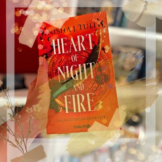 *Werbung

✨ℝ𝕖𝕫𝕖𝕟𝕤𝕚𝕠𝕟𝕤𝕖𝕩𝕖𝕞𝕡𝕝𝕒𝕣✨

✨
Welche Themen zu Diversität würdet ihr euch in Fantasy noch mehr wünschen? ♥️
✨
Können wir einmal kurz darüber reden, wie schön dieses Cover und der Farbschnitt sind? 😍 Ich war sehr neugierig auf das Buch. Ich liebe Bücher mit besonderen Settings und dieses hat definitiv eins! Die Autorin hat sich hierbei an der indischen Mythologie/Setting bedient, was ich sehr schön fand! Für mich war das etwas besonderes und schön beschrieben. Die Protagonistin Zayra war mir sympathisch und ihren Wunsch nach Freiheit und zu wissen, wer sie wirklich ist, konnte ich gut nachvollziehen. Die Welt ist sehr spannend gestaltet, mit den Monstern und der Magie. An manchen Stellen hätte ich mir noch etwas mehr Tiefgründigkeit gewünscht, fand das Magiesystem aber schön gestaltet. Was ich auch wirklich toll fand und was mich selbst als PoC sehr berührt hat, ist das Vorwort der Autorin! Seit ich klein bin, habe ich mir immer gewünscht mich selbst in den Protagonistinnen wieder zu erkennen. Dass sie mal nicht die „Weiße strahlende Heldin“ sind, sondern das Brown Girl, PoC, sowie viele andere Mädchen, die auch davon träumen, die Heldin der Geschichte zu sein. Es war so erfrischend solch eine Protagonistin zu haben, eine nicht weiße Heldin, die genauso stark ist! Wir brauchen mehr Diversität in Büchern und das war ein wichtiger Punkt für mich. ♥️ 
Allgemein kann ich das Buch allen Romantasyfans empfehlen, die besondere Settings mögen und sich als PoC auch mal gesehen werden wollen

Vielen Dank @knaurfantasy Rezensionsexemplar!